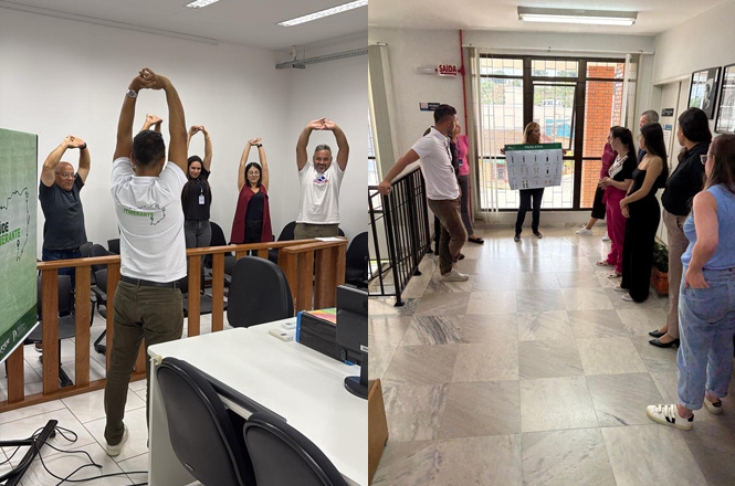 Duas cenas diferentes em um ambiente de escritório. Na imagem à esquerda, um grupo de pessoas está em uma sala, aparentemente participando de uma atividade de alongamento. Elas estão de pé, com os braços levantados acima da cabeça. Um homem de costas, usando uma camiseta branca, parece estar liderando o alongamento. Há cadeiras e mesas de escritório ao redor.  Na imagem à direita, um grupo de pessoas está em pé em um corredor, prestando atenção em uma mulher que segura um cartaz com informações. O cartaz tem várias imagens ou gráficos, mas os detalhes não são claros. A mulher está em frente a uma porta de vidro que leva para fora. Há uma placa de "SAÍDA" acima da porta. As pessoas estão vestidas de maneira casual e parecem estar participando de uma apresentação ou treinamento.