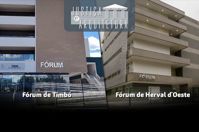 Imagem dividida em duas partes, mostrando dois edifícios de fóruns. À esquerda, o "Fórum de Timbó" com uma fachada moderna, janelas de vidro e a palavra "FÓRUM" em destaque. À direita, o "Fórum de Herval d'Oeste", também com uma arquitetura contemporânea, varandas e a palavra "FÓRUM" visível. No topo, há um logotipo com o texto "JUSTIÇA e ARQUITETURA" e um desenho estilizado de um edifício com colunas.