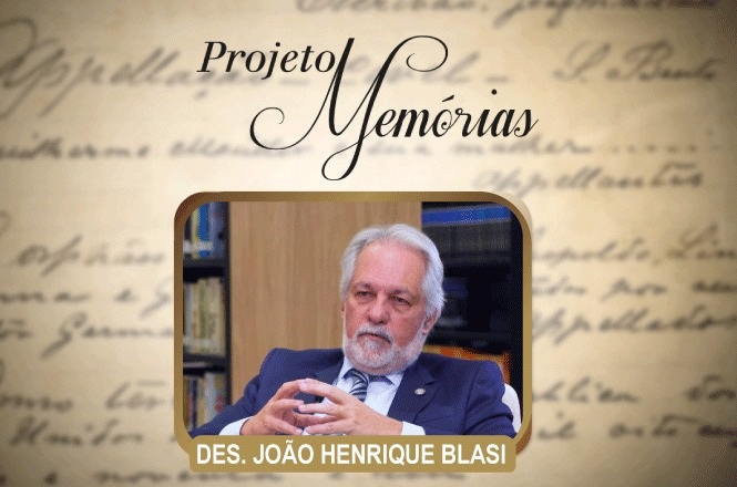 Imagem de um cartaz com o título "Projeto Memórias" escrito na parte superior em uma fonte cursiva. Abaixo do título, há uma foto de um homem idoso de cabelos e barba brancos, usando terno e gravata. Ele está sentado com as mãos entrelaçadas. No fundo da foto, há uma estante com livros. Abaixo da foto, há uma legenda que diz "DES. JOÃO HENRIQUE BLASI". O fundo do cartaz tem uma textura que lembra um papel antigo com escrita manuscrita.