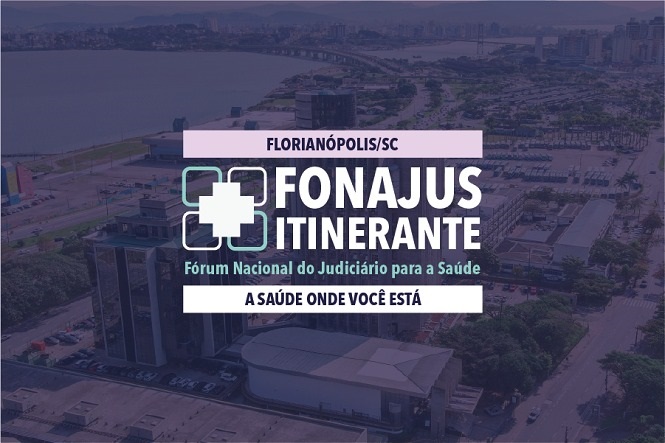 Imagem aérea de uma cidade com prédios e uma grande área urbana ao fundo. No centro, há um texto sobreposto que diz: "FLORIANÓPOLIS/SC FONAJUS ITINERANTE Fórum Nacional do Judiciário para a Saúde A SAÚDE ONDE VOCÊ ESTÁ". O texto está em um fundo transparente que permite ver a cidade ao fundo.