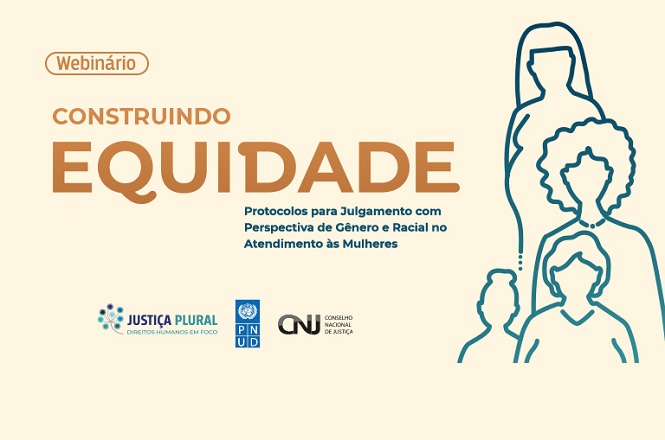 Fundo bege com texto e ilustrações. No canto superior esquerdo, dentro de um retângulo, está escrito "Webinário". Abaixo, em letras grandes, lê-se "CONSTRUINDO EQUIDADE". Logo abaixo, em letras menores: "Protocolos para Julgamento com Perspectiva de Gênero e Racial no Atendimento às Mulheres". No canto inferior esquerdo, há três logotipos: "Justiça Plural - Direitos Humanos em Foco", "PNUD" e "CNJ - Conselho Nacional de Justiça". À direita, há uma ilustração de contorno de quatro figuras femininas, representando diversidade.