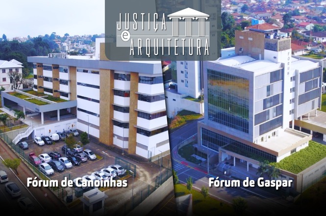 Imagem mostrando dois edifícios de fóruns em cidades diferentes. À esquerda, o "Fórum de Canoinhas", um prédio de vários andares com uma fachada branca e detalhes em marrom, cercado por um estacionamento com vários carros. À direita, o "Fórum de Gaspar", um edifício moderno com fachada de vidro e estrutura branca, também de vários andares. No topo da imagem, há um logotipo com o texto "Justiça e Arquitetura" e um ícone de um edifício com colunas.