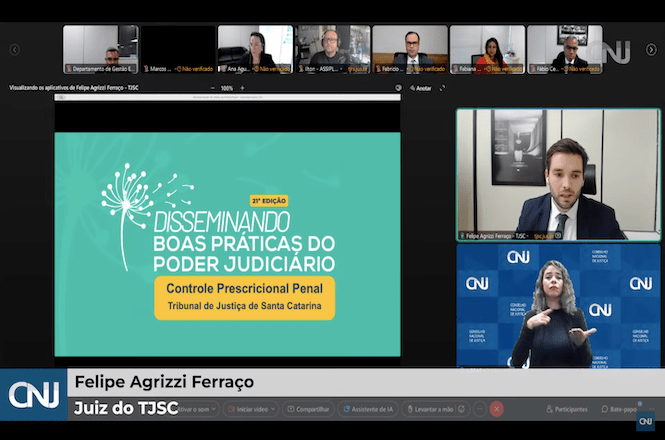 A imagem mostra uma captura de tela de uma conferência virtual. No canto superior, há várias pequenas janelas de vídeo com pessoas participando. No centro da tela, há um slide verde com o texto "Disseminando Boas Práticas do Poder Judiciário", destacando "Controle Prescricional Penal" do "Tribunal de Justiça de Santa Catarina". À direita, duas janelas de vídeo menores mostram um homem falando e uma intérprete de linguagem de sinais. Na parte inferior, há uma barra azul com o nome "Felipe Agrizzi Ferraço" e "Juiz do TJSC", junto com o logotipo do CNJ.