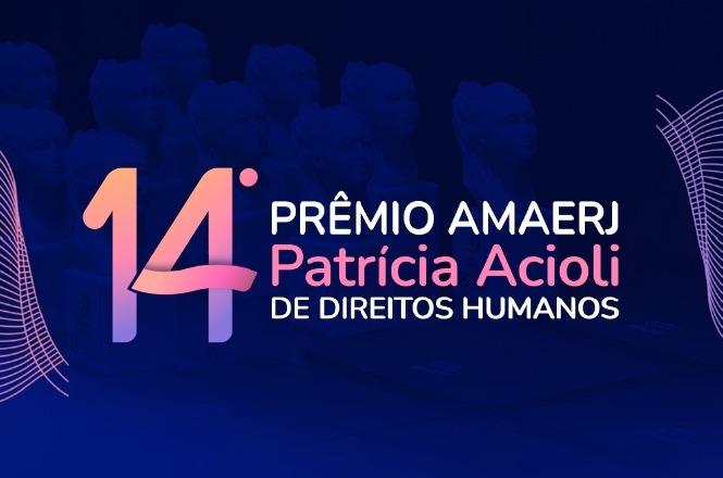 A imagem contém um fundo azul escuro com várias silhuetas de troféus em forma de busto ao fundo. Em primeiro plano, há o texto que diz "14° Prêmio AMAERJ Patrícia Acioli de Direitos Humanos". As palavras "14°" e "Patrícia Acioli" estão em destaque com cores diferentes do restante do texto. Há também elementos gráficos de ondas nas bordas da imagem.