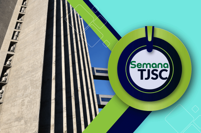 A imagem apresenta um edifício alto e moderno à esquerda, com várias colunas verticais e esculturas. No lado direito, há um design gráfico em tons de azul e verde. No centro do design gráfico, está escrito "Semana TJSC".