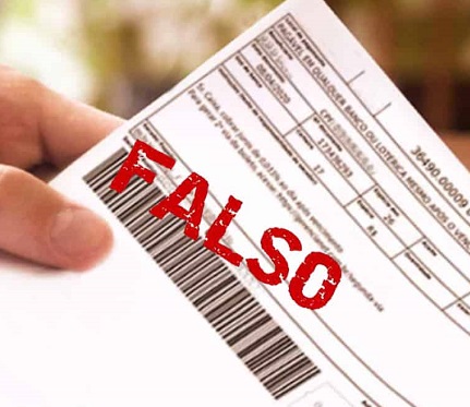A imagem mostra uma pessoa segurando o que parece ser um boleto bancário. No centro do boleto, está a palavra "FALSO" escrita em letras vermelhas, indicando que o documento é falso. Há também um código de barras visível na parte inferior do boleto.