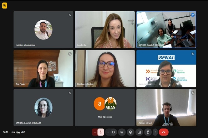 Esta imagem mostra uma captura de tela de uma videoconferência com nove participantes. Cada pessoa está em seu próprio quadro, com alguns sorrindo e outros neutros, indicando que estão participando de uma reunião virtual. Além das imagens ao vivo, há uma participante usando uma imagem de logotipo. No canto inferior da tela, há ícones típicos de uma chamada de vídeo, como microfone, câmera e chat.