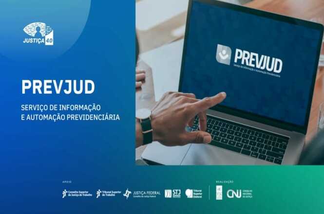A imagem está dividida em duas partes. À esquerda, há um fundo azul com o logotipo "JUSTIÇA 4.0" no canto superior, seguido pelo texto "PREVJUD" e uma descrição que diz "SERVIÇO DE INFORMAÇÃO E AUTOMAÇÃO PREVIDENCIÁRIA". Na parte inferior, aparecem logotipos de várias instituições judiciais como apoiadores. À direita, há uma pessoa interagindo com um laptop que exibe o logotipo e o nome "PREVJUD" na tela. O design é limpo e moderno, com foco em serviços tecnológicos no âmbito da justiça previdenciária.