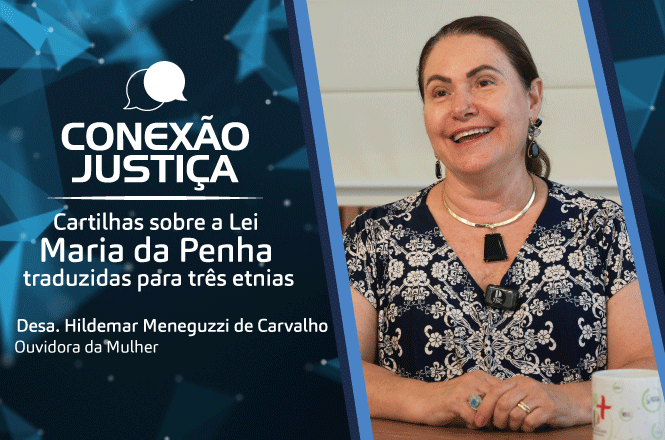 A imagem está dividida em duas partes. À esquerda, há um fundo azul com o texto "CONEXÃO JUSTIÇA" acompanhado de ícones de balões de fala. Abaixo, lê-se: "Cartilhas sobre a Lei Maria da Penha traduzidas para três etnias". No rodapé está escrito: "Desa. Hildemar Meneguzzi de Carvalho Ouvidora da Mulher".À direita, há uma pessoa sorrindo, vestida com uma blusa estampada em tons escuros e claros. Ela está sentada em uma mesa, usando colares e um brinco pendurado.