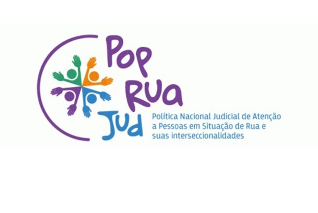 A imagem contém um logotipo com a inscrição "Pop Rua Jud". Ao lado, há a frase: "Política Nacional Judicial de Atenção a Pessoas em Situação de Rua e suas interseccionalidades". O design inclui figuras de pessoas em cores diferentes, dispostas de forma circular, simbolizando diversidade e união.