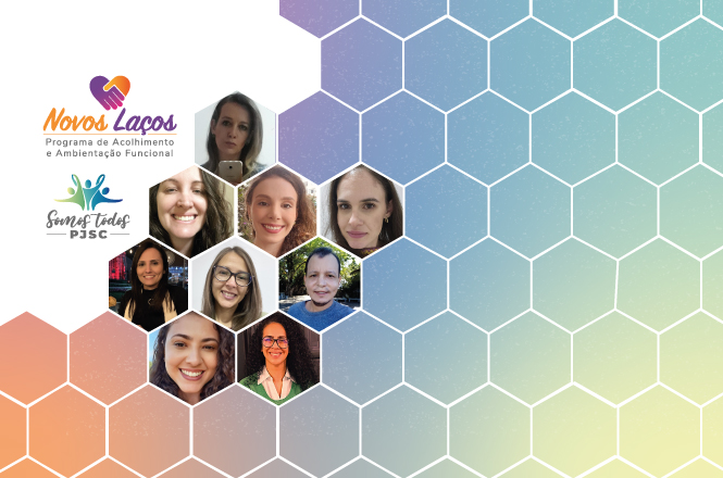 A imagem apresenta um design em colmeia com várias fotos de pessoas em cada célula hexagonal do lado esquerdo. No canto superior esquerdo, há um logotipo com o texto "Novos Laços: Programa de Acolhimento e Ambientação Funcional" ao lado do logotipo Somos Todos PJSC. O fundo é um gradiente suave de cores pastel que se assemelha a uma rede de hexágonos semi-translúcidos.