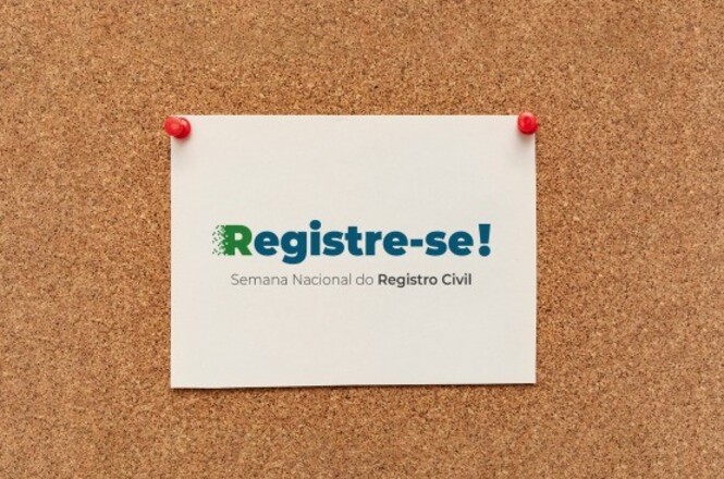 A imagem mostra um quadro de cortiça com um papel preso por dois pinos vermelhos. No papel está escrito "Registre-se!" em destaque, e abaixo está "Semana Nacional do Registro Civil".