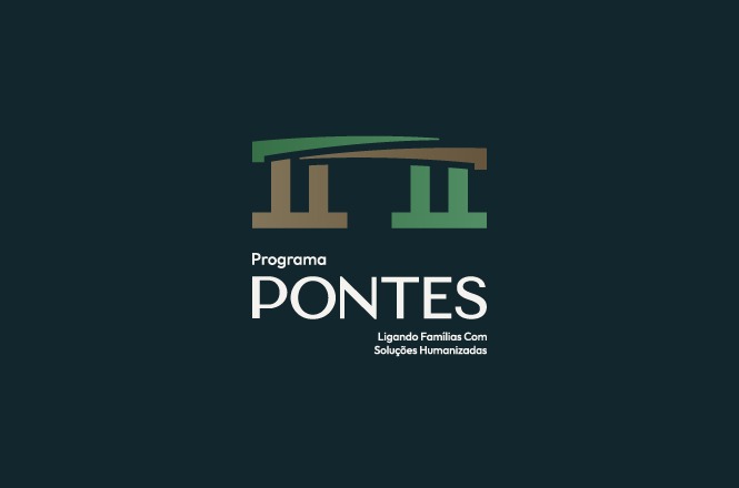 A imagem apresenta um logotipo com o design de uma ponte estilizada. Abaixo da imagem da ponte, está escrito "Programa PONTES". Mais abaixo, com letras menores, lê-se "Ligando Famílias Com Soluções Humanizadas". As cores predominantes são verde e marrom, sobre um fundo escuro.