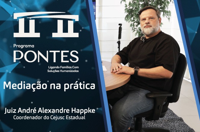 A imagem apresenta um design dividido em duas partes. À esquerda, há um fundo azul com um padrão geométrico, o logo de um programa chamado "PONTES" e o texto "Mediação na prática". Abaixo, está escrito "Juiz André Alexandre Happke Coordenador do Cejusc Estadual". À direita, há uma foto de um homem sentado em frente a uma mesa, olhando para a câmera. O ambiente parece ser um escritório, com uma planta ao fundo e uma luz suave iluminando a cena.