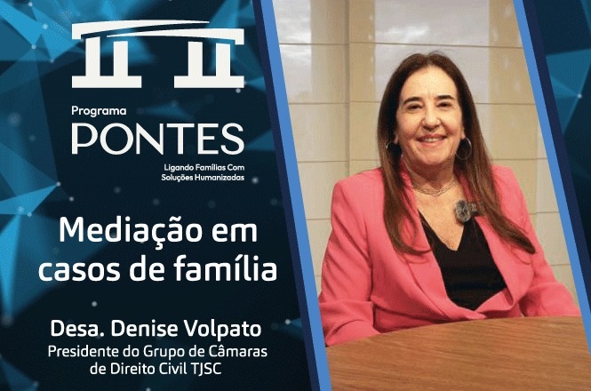 A imagem é um banner promocional do "Programa PONTES", com o slogan "Ligando Famílias Com Soluções Humanizadas". O foco é na "Mediação em casos de família". A imagem apresenta uma pessoa sorrindo, usando um blazer rosa e sentada à frente de uma mesa. No texto, menciona "Desa. Denise Volpato" como "Presidente do Grupo de Câmaras de Direito Civil TJSC". O design tem um fundo azul com elementos geométricos.