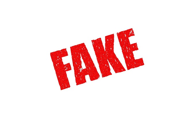 A imagem contém a palavra "FAKE" em letras maiúsculas e de cor vermelha, com um efeito de textura que simula um carimbo. O fundo é branco.