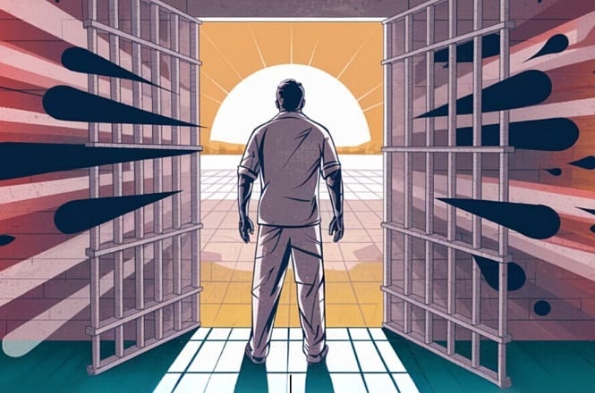 A imagem mostra uma pessoa em pé, de costas, em frente a portas abertas que se assemelham a grades de prisão. A figura está olhando para um horizonte onde há um sol brilhante. A cena transmite uma sensação de liberdade ou libertação, com o sol sugerindo um novo começo ou esperança. As cores são predominantemente quentes, com tons de laranja e roxo.