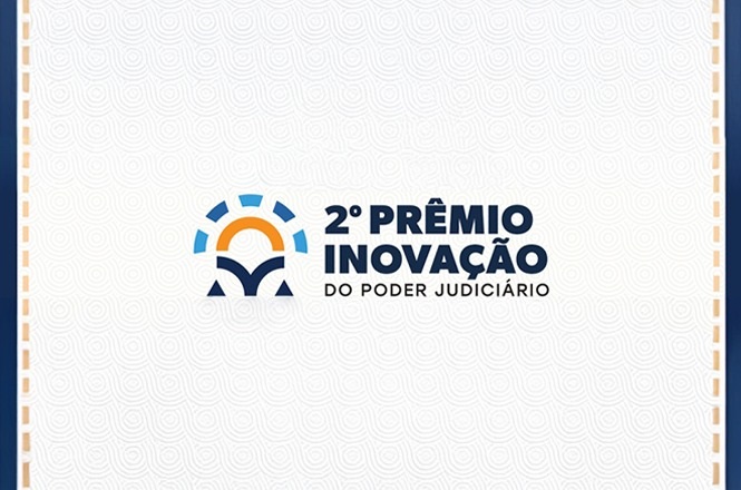 A imagem possui o logotipo do "2º Prêmio Inovação do Poder Judiciário". O fundo é branco com um padrão circular sutil, e as letras são em azul e cinza. Há também um símbolo acima do texto, que parece representar um reflexo ou uma estrutura estilizada. As bordas superior e inferior são de cor azul escura.