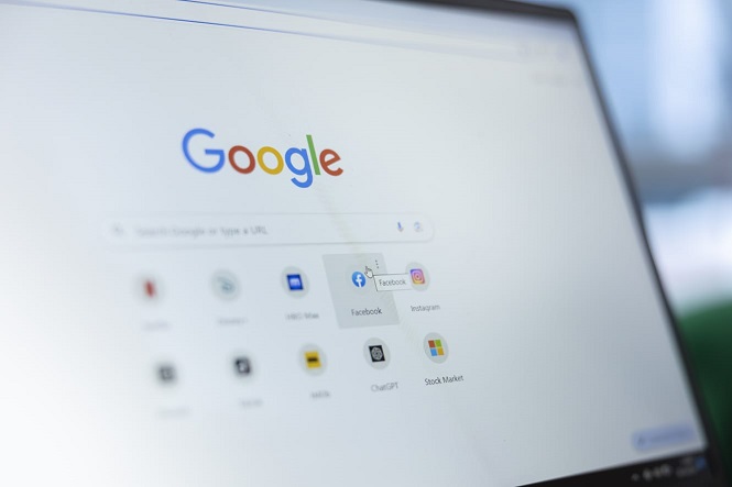 A imagem mostra uma tela de computador com a página inicial do navegador Google Chrome. No centro, há o logotipo colorido do Google e, logo abaixo, a barra de pesquisa. Abaixo da barra, existem ícones de atalhos para alguns sites e aplicativos, como Facebook, Instagram, e ChatGPT, entre outros.