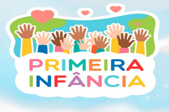 A imagem mostra várias mãos levantadas de diferentes tons de pele, simbolizando diversidade e união. Acima das mãos, há corações. Na parte inferior, está escrito "PRIMEIRA INFÂNCIA" com letras coloridas. O fundo é azul com algumas nuvens e formas verdes, sugerindo um ambiente amigável e inclusivo.