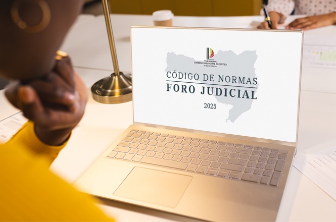 A imagem mostra uma pessoa olhando para a tela de um laptop. Na tela, está exibida uma página com a inscrição "CÓDIGO DE NORMAS FORO JUDICIAL 2025". O design inclui um mapa de Minas Gerais e um logotipo. Está em um ambiente de trabalho, com canetas e papéis ao fundo.