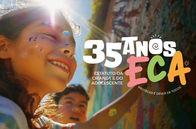 A imagem mostra duas crianças sorrindo enquanto pintam ao ar livre. Há um brilho do sol ao fundo, iluminando a cena. No lado direito, está o texto "35 anos ECA" em letras grandes e coloridas, seguido de "Estatuto da Criança e do Adolescente" e "Proteger é dever de todos". As crianças parecem estar felizes e envolvidas em uma atividade artística.