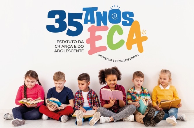 A imagem mostra um grupo de crianças sentadas no chão, cada uma lendo um livro. Acima delas, há um texto que diz "35 anos ECA", referindo-se ao Estatuto da Criança e do Adolescente, com a frase "Proteger é dever de todos". As crianças parecem estar em um ambiente descontraído e alegre, cada uma concentrada em sua leitura. As cores usadas no texto são vibrantes e chamativas.