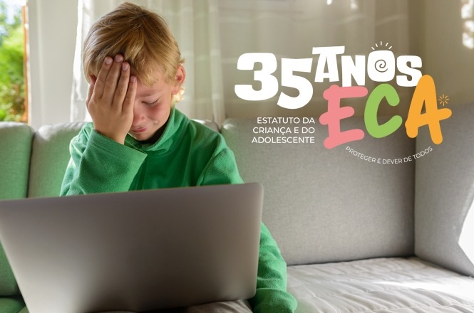 A imagem mostra uma criança loira, vestindo uma camisa verde, sentada em um sofá enquanto usa um laptop. A criança parece estar preocupada, com uma mão apoiada no rosto. No canto superior direito da imagem, há um texto que diz "35 Anos ECA", referindo-se ao Estatuto da Criança e do Adolescente, com as frases "Estatuto da Criança e do Adolescente" e "Proteger é dever de todos". A imagem parece estar capturando um momento de reflexão ou preocupação da criança.
