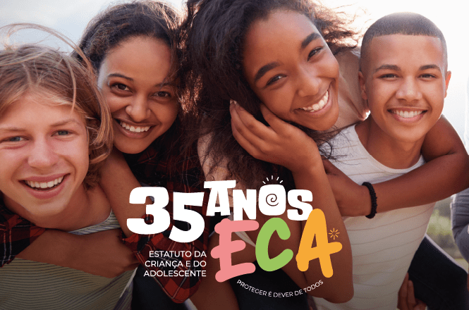 A imagem mostra um grupo de quatro jovens sorrindo e abraçados ao ar livre. No primeiro plano, há um texto colorido que diz "35 anos ECA: Estatuto da Criança e do Adolescente - Proteger é dever de todos". A mensagem destaca a importância do ECA e seu aniversário de 35 anos. Os jovens parecem estar felizes e se divertindo juntos.