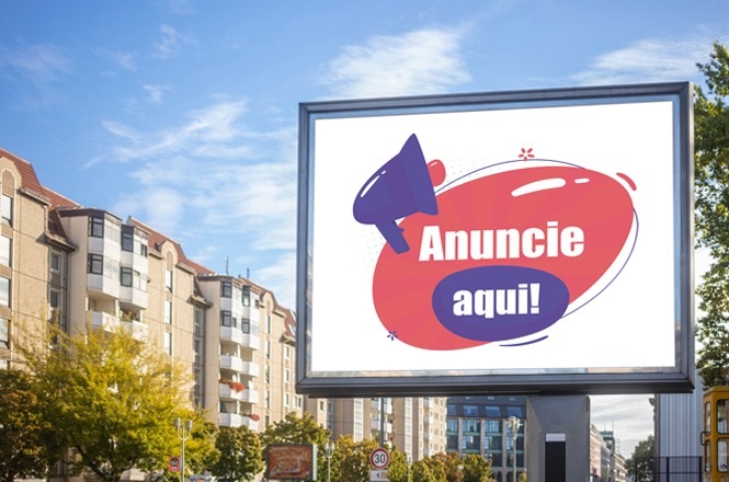 A imagem mostra um outdoor em uma área urbana, com prédios residenciais ao fundo e algumas árvores na frente. No outdoor, há um desenho de um megafone e os dizeres "Anuncie aqui!" em destaque sobre um fundo colorido. O céu está azul e há sinais de trânsito e placas nas proximidades.