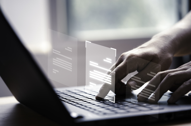 A imagem mostra uma pessoa digitando em um teclado de laptop. Sobre o teclado, há elementos gráficos flutuantes representando documentos digitais ou janelas virtuais. A cena sugere a interação com tecnologia e trabalho digital, destacando a atividade de digitar e manipular informações em um computador. As mãos estão em foco, enquanto o fundo está ligeiramente desfocado, dando ênfase à atividade principal da imagem.