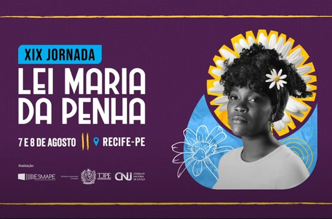 A imagem é um cartaz com um design gráfico que promove a XIX Jornada Lei Maria da Penha. No primeiro plano, à direita, está a imagem de uma mulher em preto e branco. Ela tem uma expressão séria e usa flores no cabelo, trazendo um ar de força e dignidade. O fundo ao redor do rosto dela é colorido, com um padrão em azul e amarelo que destaca a imagem.À esquerda, o texto informa detalhes sobre o evento: "XIX Jornada Lei Maria da Penha", que ocorrerá nos dias 7 e 8 de agosto em Recife-PE. O design gráfico usa fontes em azul e branco com um fundo roxo, proporcionando um contraste visual marcante.