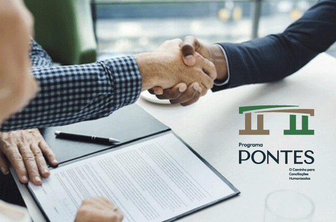 A imagem mostra duas pessoas apertando as mãos sobre uma mesa branca, com um conjunto de papéis para assinatura em cim Há um logotipo com o nome "Pontes".