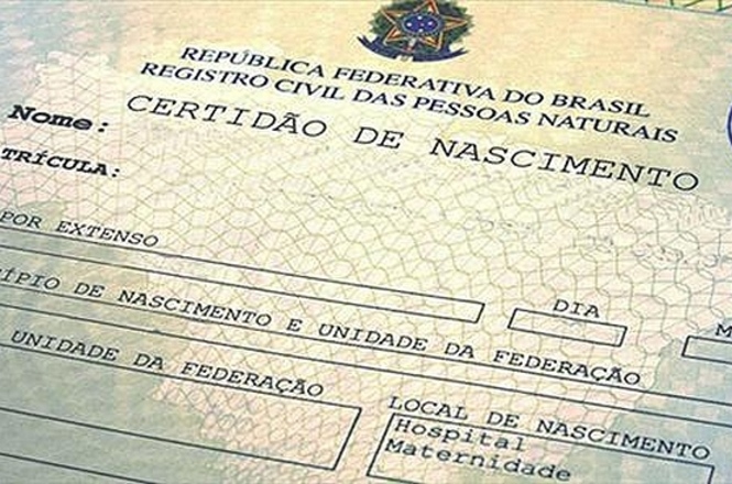 A imagem mostra uma certidão de nascimento brasileira, localizada no primeiro plano. O documento é oficial, pertencendo à "República Federativa do Brasil", do "Registro Civil das Pessoas Naturais".