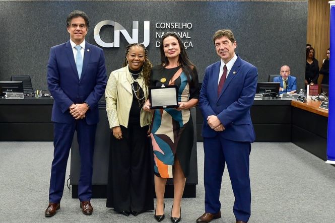 A imagem mostra a juíza Ana Cristina Borba Alves, do Poder Judiciário de Santa Catarina, uma das vencedoras do 2º Concurso Nacional de Decisões Judiciais e Acórdãos em Direitos Humanos.