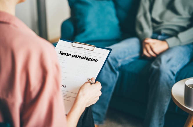 Na imagem à esquerda, há uma pessoa segurando uma prancheta com um papel que tem a inscrição "Teste psicológico". No fundo, à direita, outra pessoa está sentada em um sofá azul.