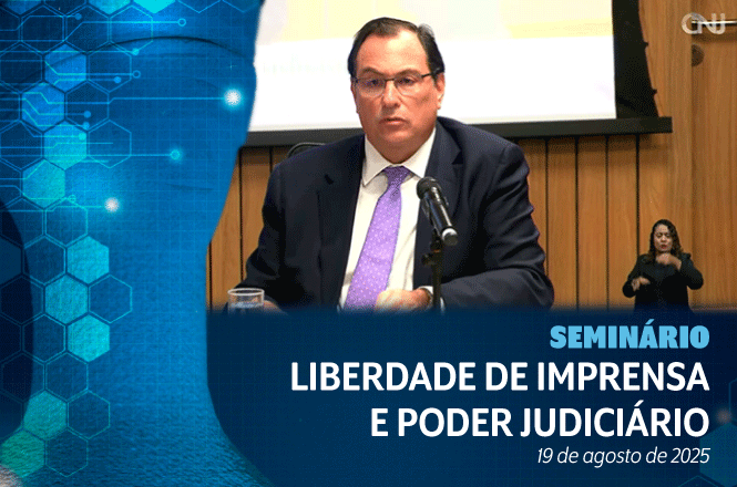 Arte digital: Francisco Oliveira Neto fala ao microfone em seminário sobre liberdade de imprensa e Judiciário, em azul