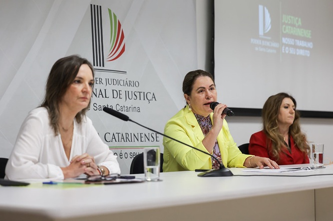 A desembargadora Hildemar Meneguzzi de Carvalho, a juíza Naiara Brancher e a juíza Maira Salete Meneghetti em coletiva sobre levantamento que aponta 106 sentenças de feminicídio em SC nos primeiros sete meses do ano.