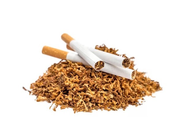 A imagem mostra uma pilha de tabaco picado com três cigarros sobre ela, em fundo branco, destacando os produtos de forma neutra e comercial.