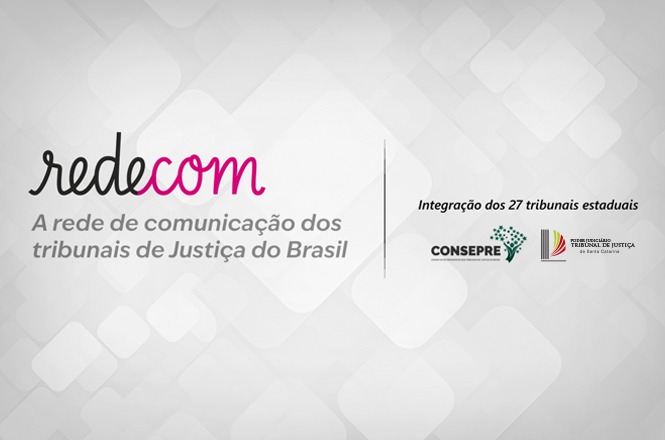 A imagem mostra um design gráfico institucional com o logo “redecom” e a frase “A rede de comunicação dos tribunais de Justiça do Brasil”, destacando a integração dos 27 tribunais e os logos do CONSEPRE e do Fórum Nacional de Comunicação e Justiça.