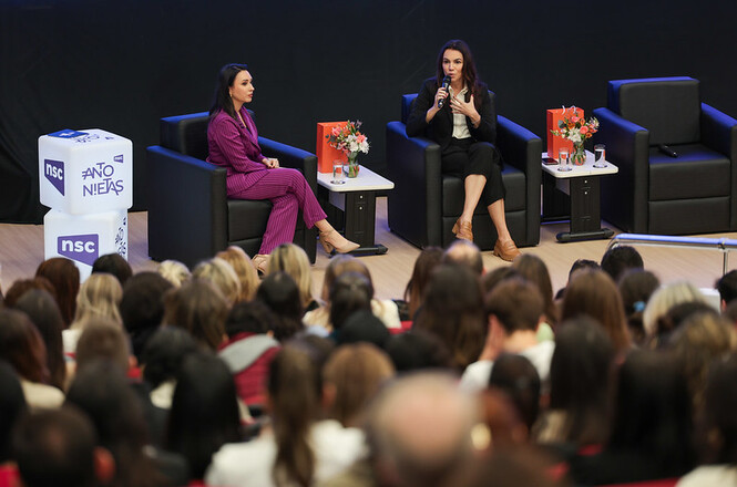 A jornalista Ana Paula Araújo, do Bom Dia Brasil, palestrou sobre violência doméstica para mais de 500 pessoas no auditório Ministro Teori Zavascki, em Florianópolis, no encerramento do Agosto Lilás.