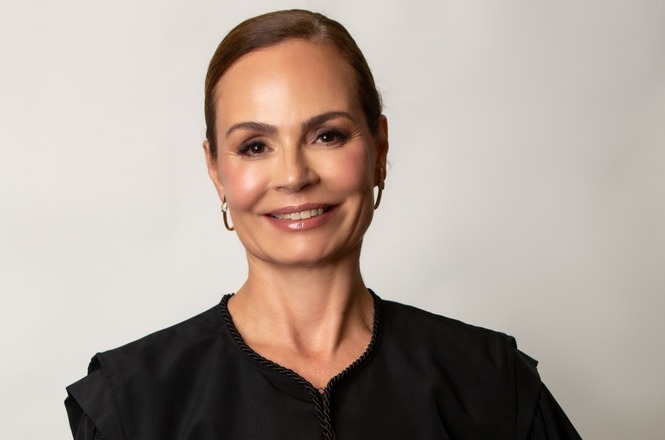 Foto horizontal: juíza Alexandra Lorenzi da Silva posa para retrato oficial, fundo neutro, veste preto, expressão serena.