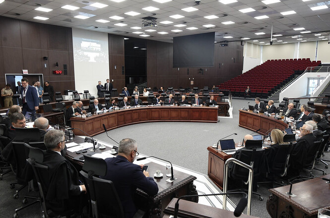 Foto colorida: plenário amplo com autoridades e público, Tribunal de Justiça, sessão institucional