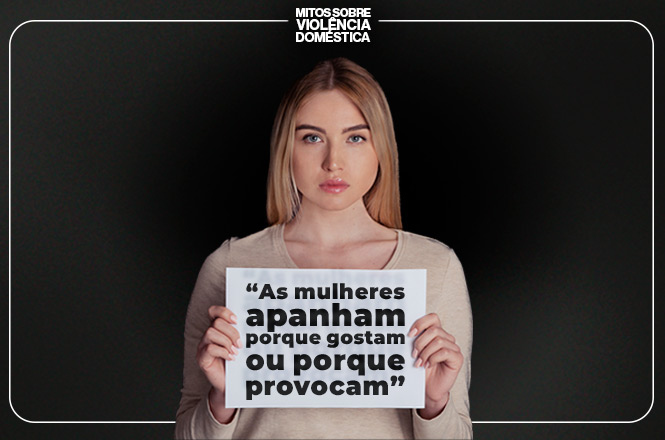 Arte gráfica: pessoa com cartaz em fundo escuro, campanha institucional, enfrentamento à violência doméstica, alertando mito em preto e branco