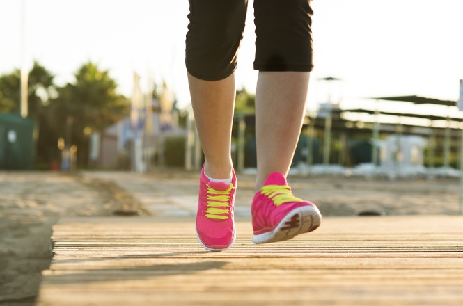 **Foto colorida:** pés com tênis esportivos em passarela urbana, ambiente externo, prática esportiva, caminhando em rosa, amarelo e preto