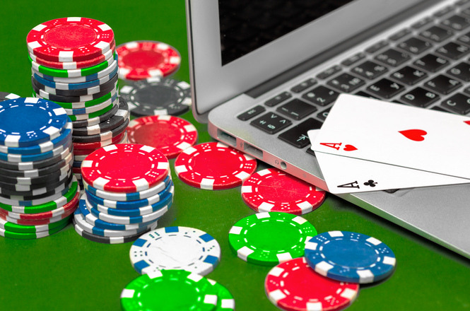 Foto colorida: fichas e cartas sobre mesa verde, cenário de jogo online, pôquer digital, apostando em vermelho, verde e branco
