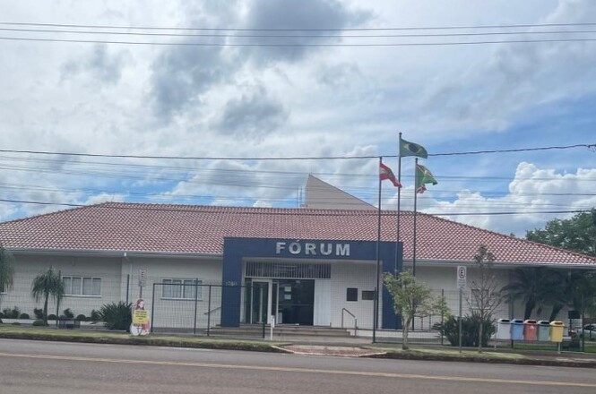 rédio do fórum em área urbana, fachada institucional, serviço judiciário, destacando arquitetura em azul e branco