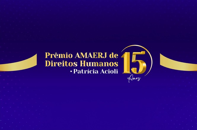 Foto colorida: arte gráfica comemorativa do prêmio AMAERJ, fundo institucional, homenagem em direitos humanos, destacando 15 anos em dourado e roxo