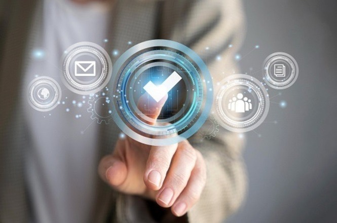 Mão interagindo com ícones digitais, fundo corporativo desfocado, gestão institucional, validando processos em azul e cinza
