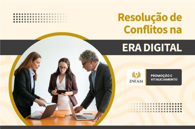 Três profissionais estão colaborando ao redor de uma mesa com laptops, ilustrando a resolução de conflitos na era digital.